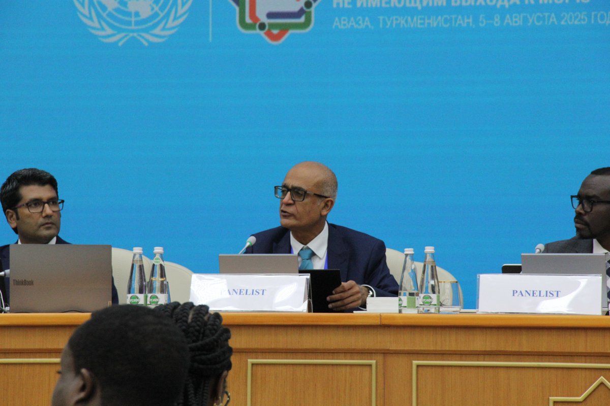 UNTechBank's tweet image. 📍#LLDC3 | High-Level Round Table on #StructuralTransformation &amp;amp; #Innovation
Today, our Managing Director, @deodat_maharaj  joined global leaders to highlight how science, technology &amp;amp; innovation can unlock prosperity in LLDCs.

🌱 Agri-diversification, human capital &amp;amp; STI = key…