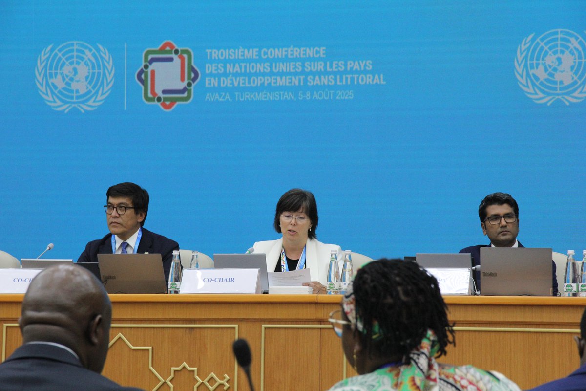 UNTechBank's tweet image. 📍#LLDC3 | High-Level Round Table on #StructuralTransformation &amp;amp; #Innovation
Today, our Managing Director, @deodat_maharaj  joined global leaders to highlight how science, technology &amp;amp; innovation can unlock prosperity in LLDCs.

🌱 Agri-diversification, human capital &amp;amp; STI = key…