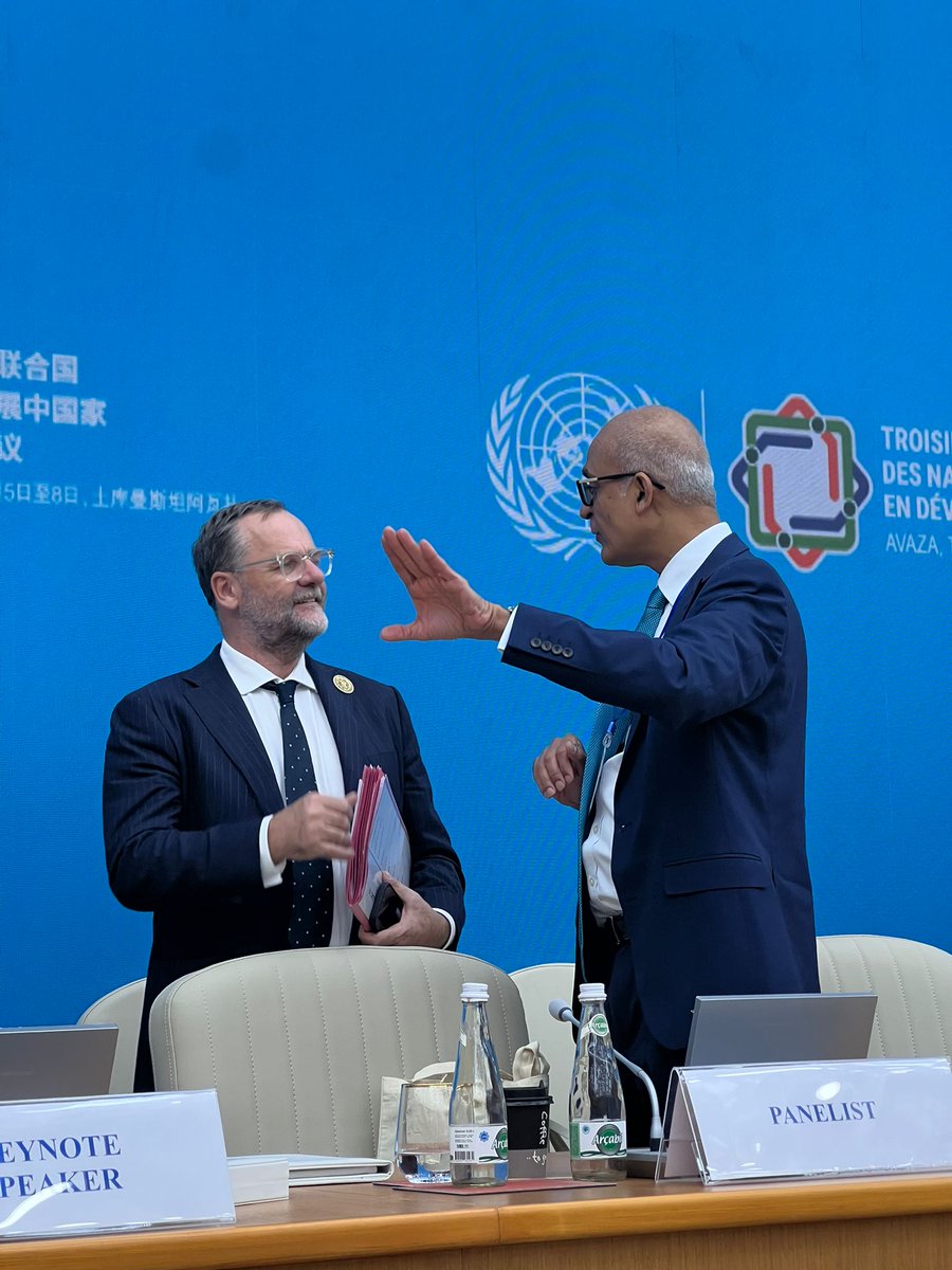 UNTechBank's tweet image. 📍#LLDC3 | High-Level Round Table on #StructuralTransformation &amp;amp; #Innovation
Today, our Managing Director, @deodat_maharaj  joined global leaders to highlight how science, technology &amp;amp; innovation can unlock prosperity in LLDCs.

🌱 Agri-diversification, human capital &amp;amp; STI = key…