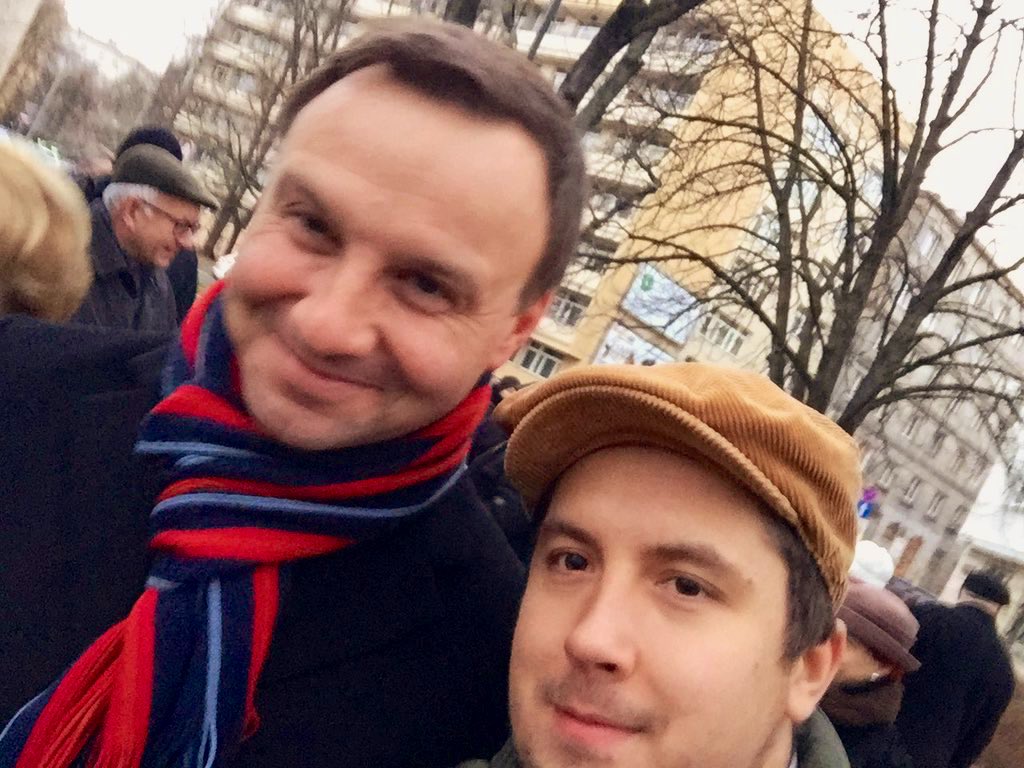 Marcin Czapliński (@czaplinskiii) on Twitter photo Na tym zdjęciu ja i przyszły prezydent <a href="/AndrzejDuda/">Andrzej Duda</a> – obaj jedenaście lat młodsi. Rok 2014. Zupełnie inny czas, inne spojrzenie na świat. Zapraszam do przeczytania kilku słów o drodze, którą od tamtej chwili przeszliśmy. Dziś kończy się pewna epoka. I dla Polski, i dla mnie Na tym zdjęciu ja i przyszły prezydent <a href="/AndrzejDuda/">Andrzej Duda</a> – obaj jedenaście lat młodsi. Rok 2014. Zupełnie inny czas, inne spojrzenie na świat. Zapraszam do przeczytania kilku słów o drodze, którą od tamtej chwili przeszliśmy. Dziś kończy się pewna epoka. I dla Polski, i dla mnie