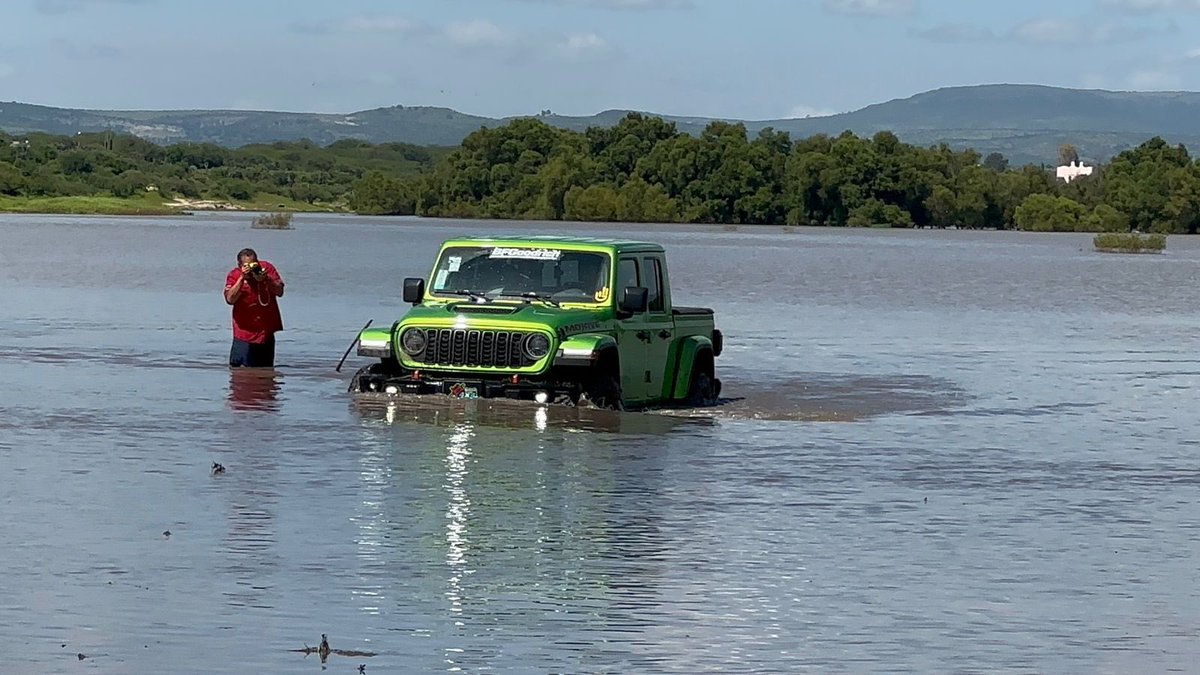 Nada como meterte al agua con todo y tu <a href="/JeepMx/">Jeep México</a> JT 
📸 <a href="/boscoscamp4x4/">boscoscamp4x4</a>