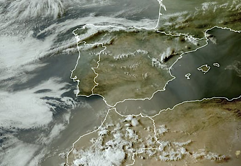El sol va bajando y permite ver la amplia extensión de la calima. En las sierras ibéricas de Cuenca y Teruel, la convección local ha logrado generar algún chubasco aislado. Ahora, con el sol poniente,esos cumulonimbos proyectan su sombra hacia tierras de Castellón. Temperaturas
