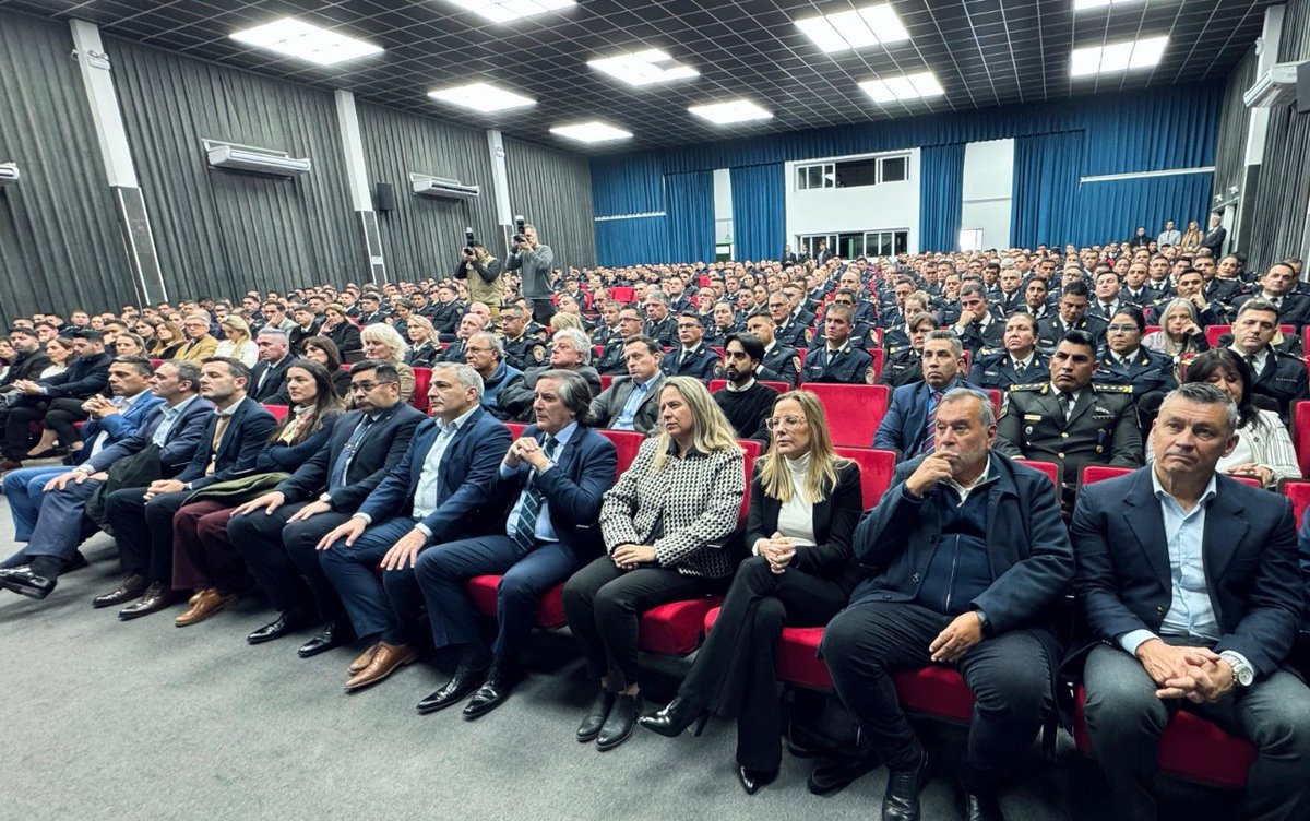 📘✍🏼 Programa de Capacitación y Formación para las Fuerzas de Seguridad

📍En la Escuela Superior de Policía "Brig. Gral. Juan B. Bustos" el jefe de Policía Leonardo Gutiérrez participó de la presentación del Programa: "Mobbing: Prevención, detección y abordaje con enfoque de