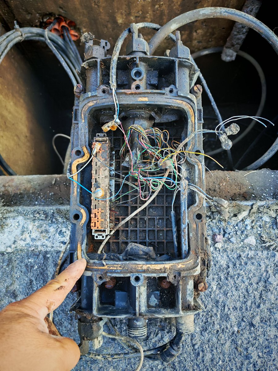 Lazaro A Glez (@lazalbert) on Twitter photo Y así, tuvimos que hacer el trabajo de <a href="/Telmex/">Teléfonos de México</a> y de <a href="/TELMEXSoluciona/">Telmex Soluciona</a> si así tienen los registros y las conexiones ¡Ahora entiendo por qué falla tanto su conectividad! Y sus técnicos? Malos como su empresa. Y así, tuvimos que hacer el trabajo de <a href="/Telmex/">Teléfonos de México</a> y de <a href="/TELMEXSoluciona/">Telmex Soluciona</a> si así tienen los registros y las conexiones ¡Ahora entiendo por qué falla tanto su conectividad! Y sus técnicos? Malos como su empresa.