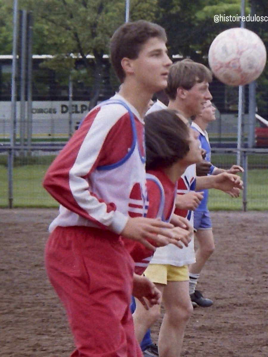 Deux futurs professionnels du #LOSC s’entraînent au Stade Max (en face de Grimonprez-Jooris, de l’autre côté de l’esplanade)

Reconnaissez-vous ces deux jeunes ? Celui au premier plan a 51 ans aujourd’hui : bon anniversaire !

Qui sont-ils et quels souvenirs en gardez-vous ?