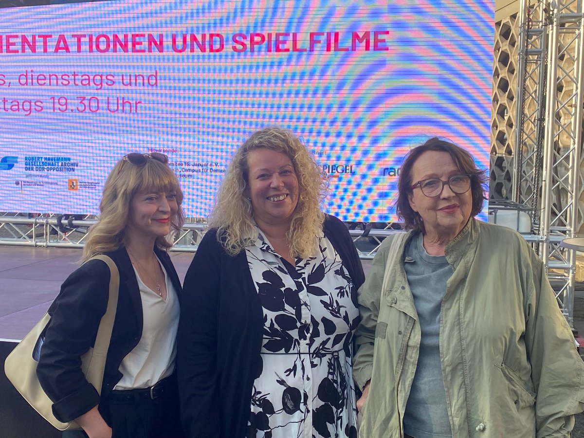 Aufarbeitung der SED-Diktatur in Berlin (@bab_berlin) on Twitter photo Tag 2 beim #CampusKino von #BAB, <a href="/StasiArchiv/">StasiUnterlagenArchiv</a> und <a href="/RHG_eV/">Robert-Havemann-Gesellschaft e.V.</a>: Rechtzeitig vor dem Start von "Die Unbeugsamen 2" hörte der Regen auf. Nachher im Filmgespräch mit Rebecca Hernandez Garcia (RHG e. V.): Historikerin Dr. Stefanie Eisenhuth und Schriftstellerin Katja Lange-Müller. Tag 2 beim #CampusKino von #BAB, <a href="/StasiArchiv/">StasiUnterlagenArchiv</a> und <a href="/RHG_eV/">Robert-Havemann-Gesellschaft e.V.</a>: Rechtzeitig vor dem Start von "Die Unbeugsamen 2" hörte der Regen auf. Nachher im Filmgespräch mit Rebecca Hernandez Garcia (RHG e. V.): Historikerin Dr. Stefanie Eisenhuth und Schriftstellerin Katja Lange-Müller.