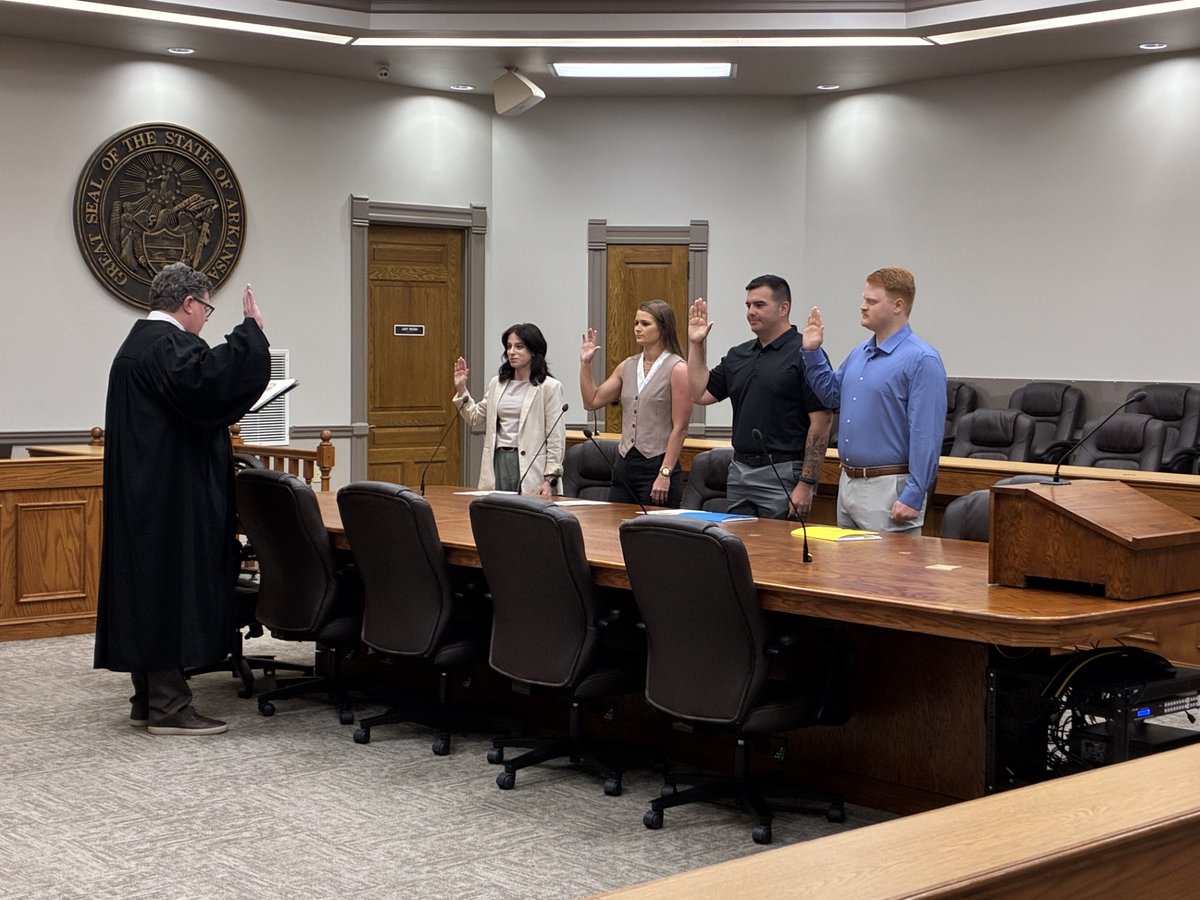 Congratulations to Officers Annabelle Cupps, Shelby-Lynn Chavers, Mark Nelson, and Gryphon Davidson on being sworn in by Judge Houston as the newest BNPD officers!
Welcome aboard! We look forward to working with you all!
#BNPD #BeTheDifference #BentonProud