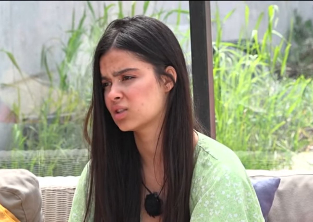 طناز خوک صفت میگه محدثه خودش حرمت شکسته اومده اینجا😐 آخه ننه کویتی دوست پسر هیز خودت با آشغالی مثل تو اونم تو یه برنامه دوستیایی بهش خیانت کرده بعد محدثه حرمت شکونده؟
خدایا من چقدر از تو بدم میاد طناز.