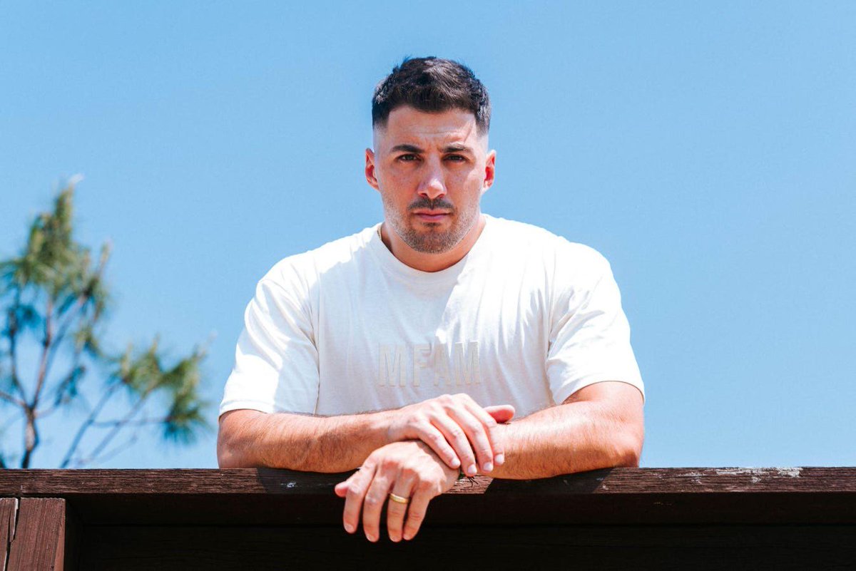 Top 10 English-Speaking Streamers in terms of popularity 🔝

1.IShowSpeed
2.xQc
3.Kai Cenat
4.NICKMERCS
5.Ludwig
6.Tyler1
7.Shroud
8.Summit1g
9.Pokimane
10.Adin Ross