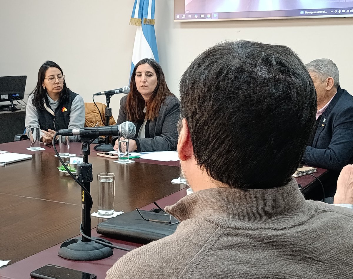 En #ComisiónE recibimos a autoridades #FEEN, de <a href="/Adeneu/">Centro PyME-ADENEU</a>, de la Cámara Comercio de #JDLAndes para continuar con el tratamiento del #Proyecto de #Ley que crea el Régimen de Habilitación Regional para Comercialización de Productos Alimenticios.