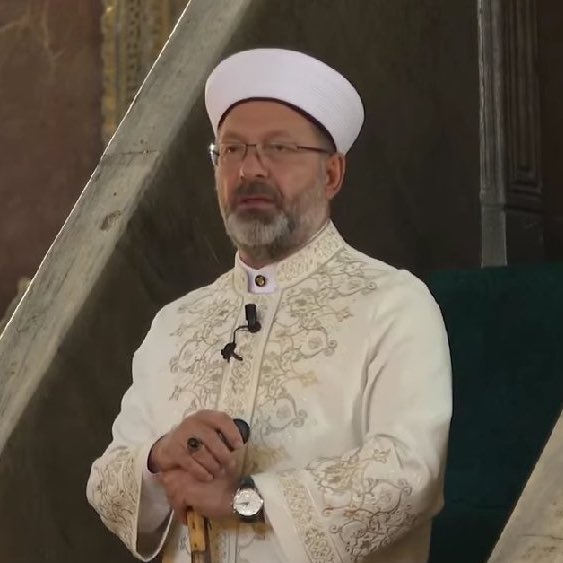 🔴 ‘Feminist’ yazar Berrin Sönmez, Diyanet’in son hutbesi sonrası ‘başını açma’ kararı aldı.

Başımı örterken yaradanımla bir sözleşme yaptım. Eğer bir gün bu ülkede başörtüsü zorunlu olursa başımı açarım dedim.

Yıllardır içimizi saran endişeyi, zorunlu başörtüsü ihtimalini