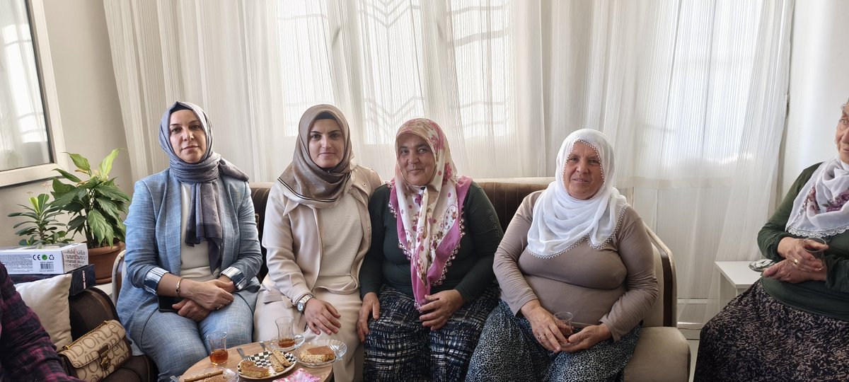 Kadın Kolları Başkanımız <a href="/AvSalihaDiler/">Av. Saliha DİLER</a>, Besni İlçe Kadın Kolları Başkanımız <a href="/semra_semiz/">Semra Semiz</a> AK Kadınlarımız ile Yeni Besni Mahallesi'nde Rukiye Teyzemizin Evinde Hanım Kardeşlerimizle Bir Araya Geldik.