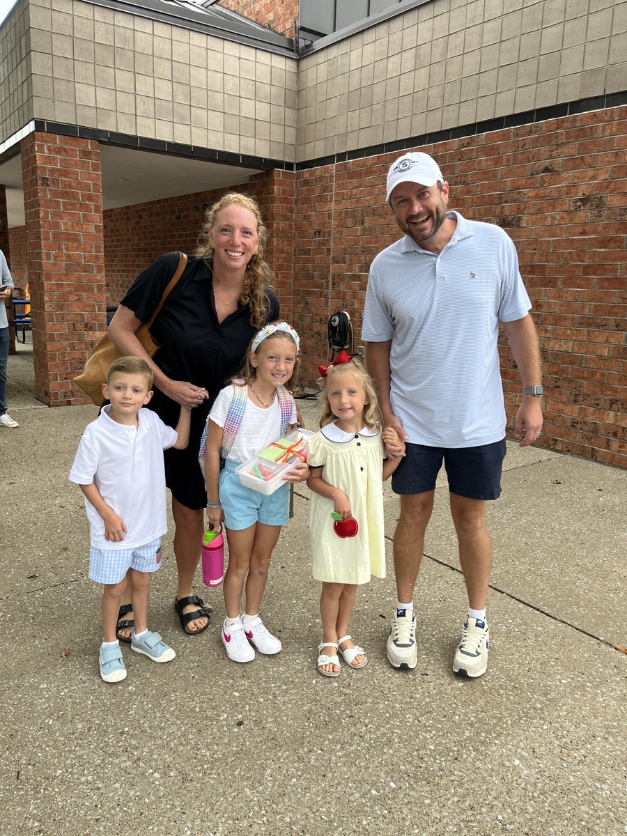 wcsLES's tweet photo. Lipscomb Elementary @wcsLES First Day of School https://t.co/UZ57yki8ri