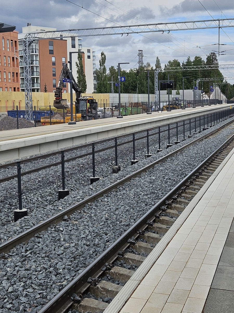 Kesän onnistumisia: <a href="/vaylafi/">Väylävirasto</a> <a href="/EspooEsbo/">Espoon kaupunki</a> <a href="/KauniainenGrani/">Kauniainen - Grankulla</a> Espoon kaupunkiradan 5 vkon liikennekatkon aikana asennettiin mm 6 siltaa, louhittiin 34 000m³ kalliota, asennettiin kilometreittäin paalulaattaa, purettiin ja rakennettiin 11 km raiteita. Kaikki aikataulussa! Hyvää duunia!