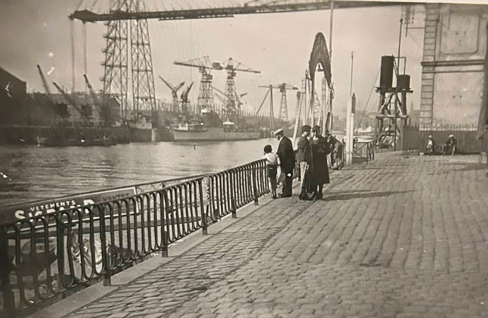 #Nantes, promenade en famille, un dimanche sur le port de Nantes, #Bretagne 1937 
(collection particulière)