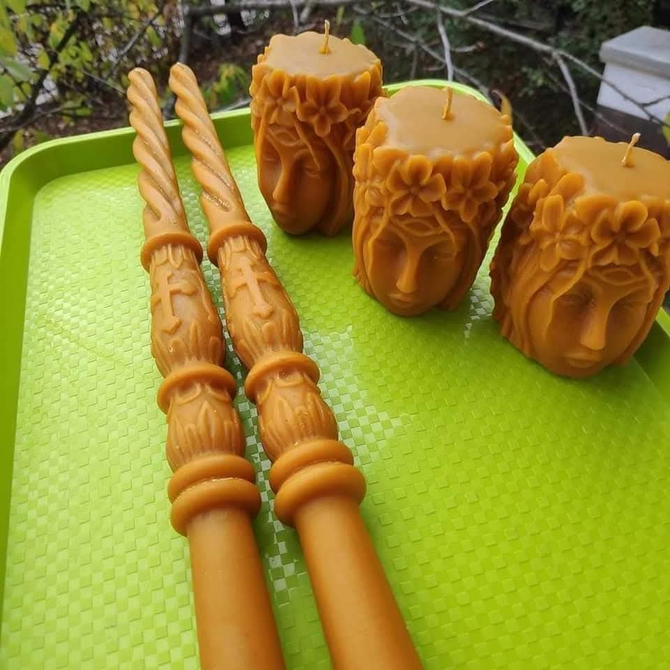 EkoloskiMed's tweet image. Оно што заједно правимо пчеле и ја, тачније, пчеле их праве, ја их обликујем #Pčele #Umetnost #Sveće