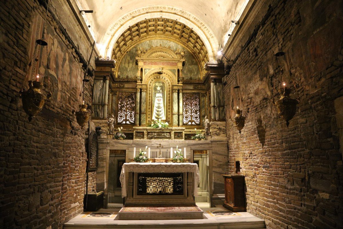 Sixteen investigators lugged tape measures up an Italian hill to inspect the cottage where Jesus learned to walk.

Every stone matched the empty outline still in Nazareth.

So how did the Holy Family’s home teleport 1,500 km?
(Yes, really.) 🧵