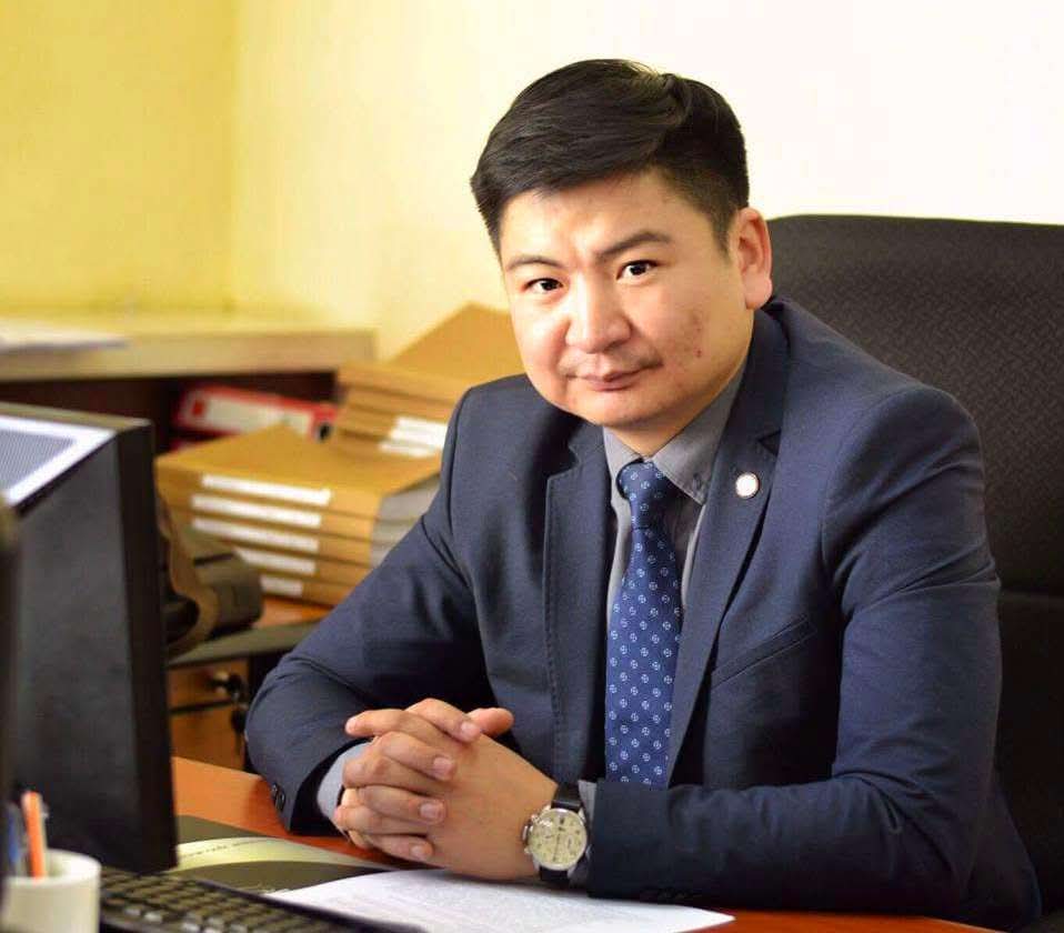 "Нийгмийн даатгалын шимтгэл чинь татвар болж хувирчихаад байна. Ажилтны ирээдүйн баталгааг хангах бус үлдсэн 70 хувийг тэжээх татаас болчихоод байна. Энэ тогтолцоог өөрчлөх ёстой"
СЭЗИС-ийн профессор С.Бямбахорлоо.