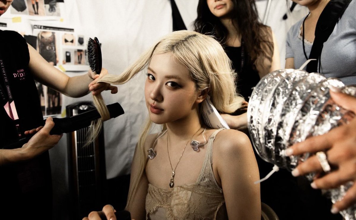 #ROSÉ has secured 8 nominations in the #VMAS 2025:

VIDEO OF THE YEAR
SONG OF THE YEAR
BEST COLLABORATION
BEST POP
BEST KPOP 
BEST DIRECTION
BEST ART DIRECTION
BEST VISUAL EFFECTS

She is the K-pop act with the most nominations (8), tying with Sabrina Carpenter.