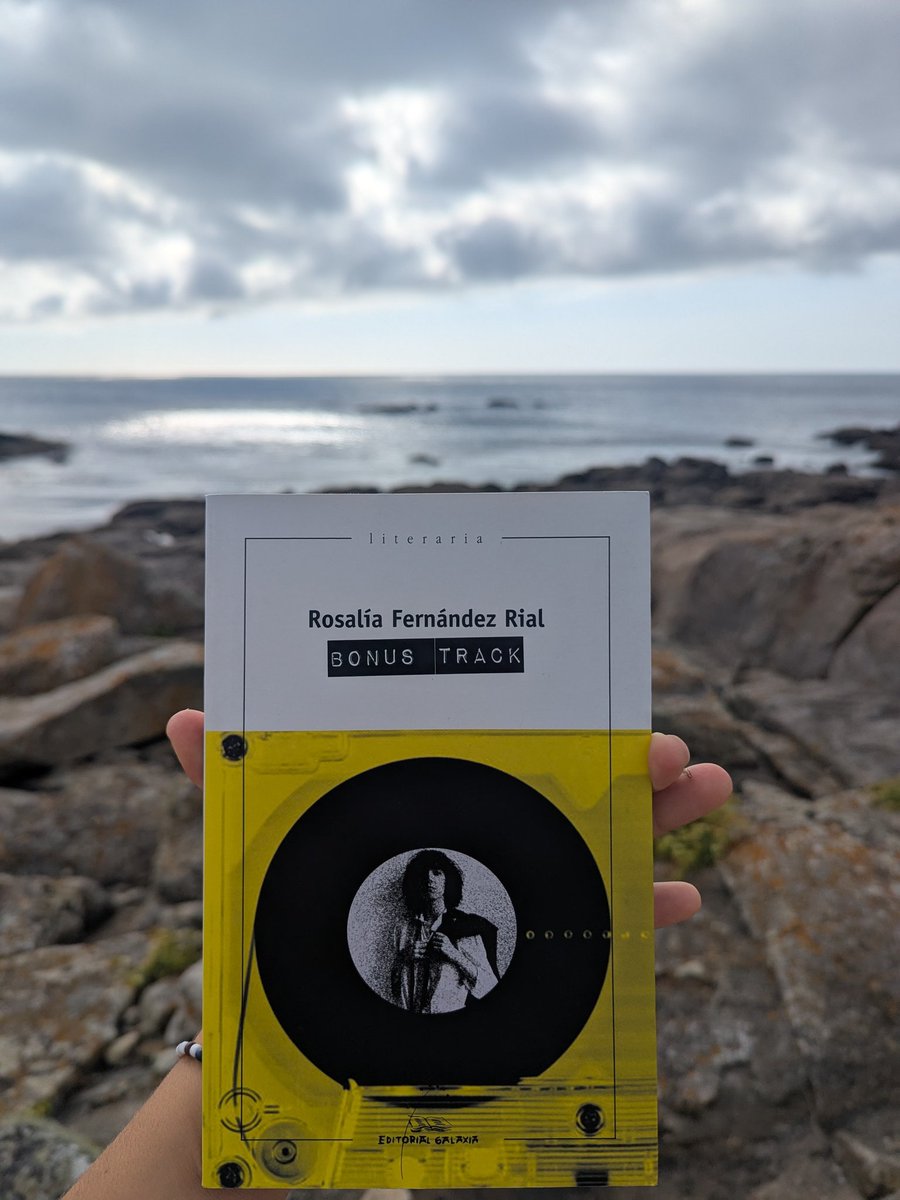 Fronte ao fogar Atlántico acollo ilusionada a 6° reimpresión de "Bonus track" ( <a href="/EdGalaxia/">Editorial Galaxia</a> )
Moitas grazas! 🎸📚🌊