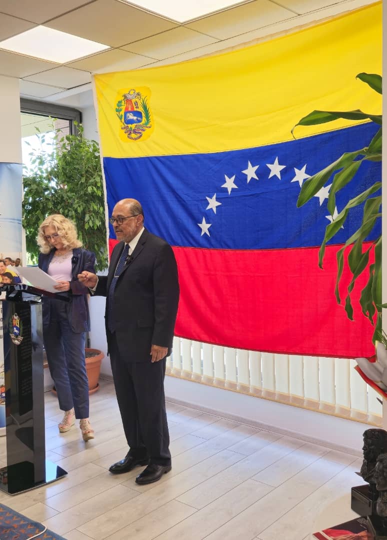 EmbRumania_ve's tweet photo. 4/5 Bolívar, la integración latinoamericana y caribeña, aún no se ha alcanzado. Está en manos de tus hijos lograrla por la prosperidad y la paz duradera de nuestro continente.
@NicolasMaduro
@DRodriguez_en
@CancilleriaVE
@yvangil
@CamillaFSaab https://t.co/NKEfemblT4