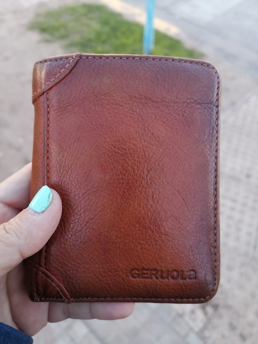 Una amiga encontró estos documentos en L.A de Herrera y Av. Italia, Montevideo.
Se agradece rt para llegar a ella.
Si la conocen se comunican conmigo que les paso el número. 
Gracias 🥰
