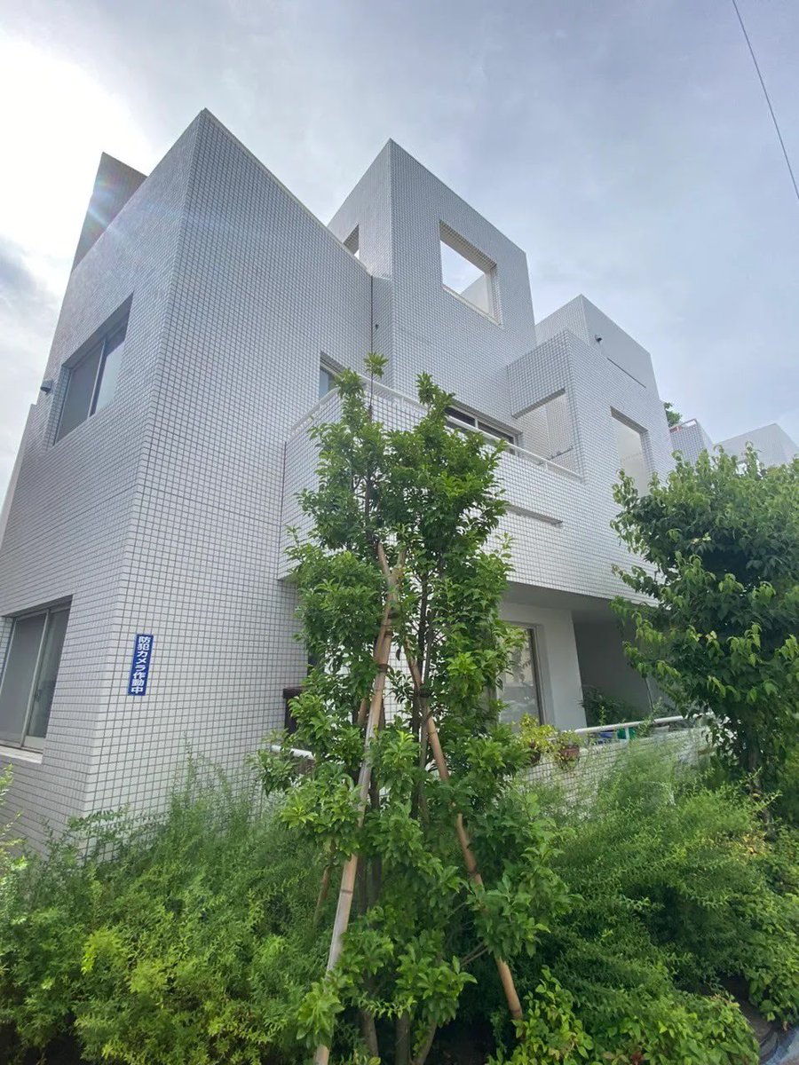 「青山製図専門学校1号館」や「大江戸線 飯田橋駅」をデザインした建築家 渡辺誠氏が手掛けた集合住宅。戸建て感覚のデザイナーズ低層マンションで、ホワイトの外壁に、綺麗に手入れされた植栽の緑が映え、
爽やかな外観。ヨーロピアンな雰囲気満載のステキな建物。