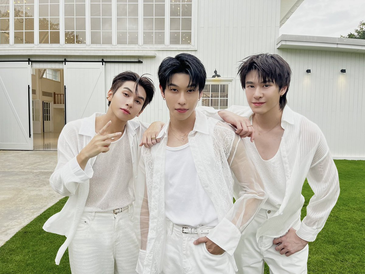 lmpossiblesouIs's tweet photo. !!! BREAKING NEWS !!! a member of the boy group waior and the group coconut jelly are allegedly dating, the two men have been seen holding holding hands and kissing. their exact identities are not yet confirmed https://t.co/VnNFnssPhs