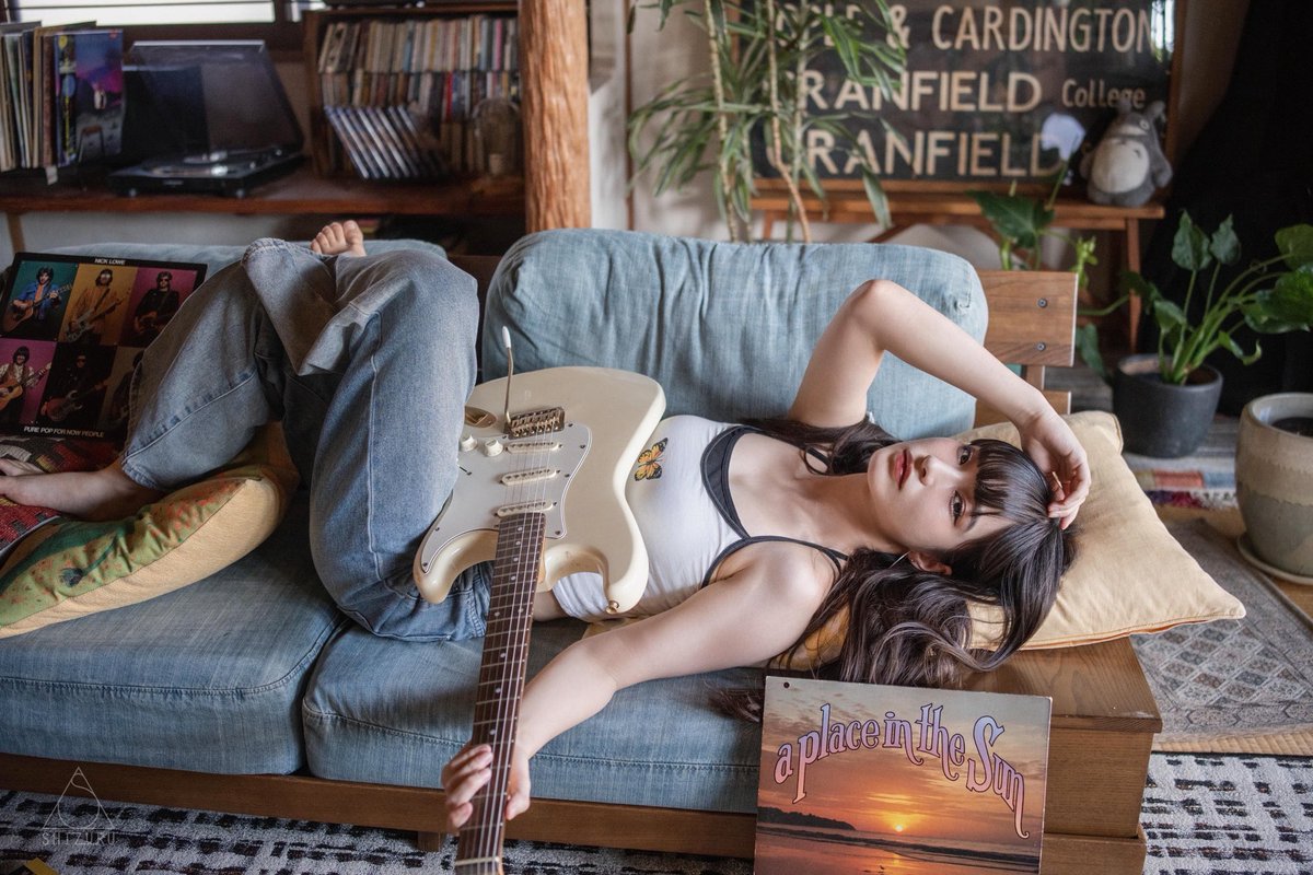 『少し狂ったチューニングで…
　　　　　　　爪弾く夜のうた…』

GQuuuuuXの挿入歌「きえない」より

#photography #portrait 
#フォクトレンダー #ストラト女子 
<a href="/PHOTOMO_labory/">PHOTOMO 撮影会</a>