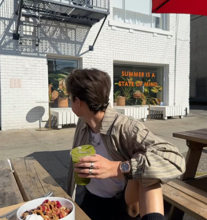 ちょっと待って！急にごめんだけど後ろ向いた時のほっぺた可愛すぎる
なんか口に入れてるのか膨らませてるのか知らんけど可愛すぎて惚れる

 #亿轩