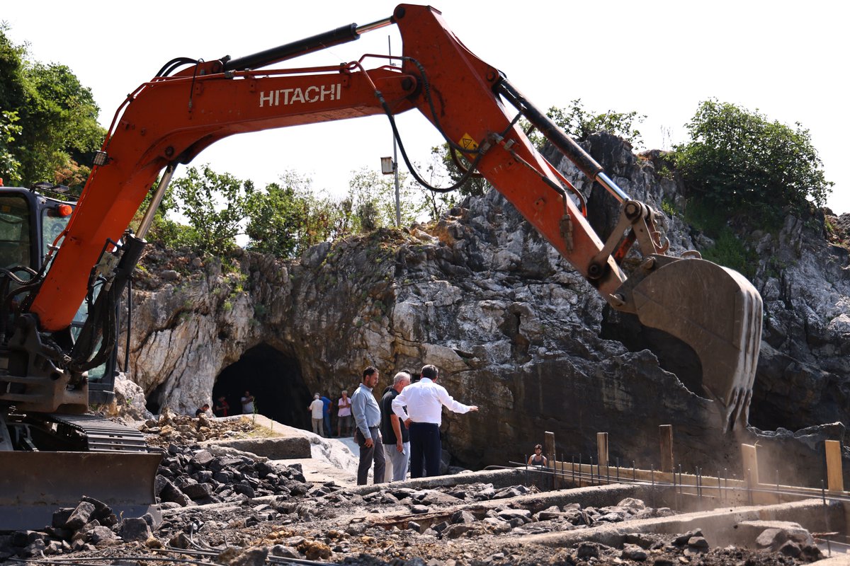 Başkanımız Tahsin Erdem, saha gezisi kapsamında İncivez Mahallesi Çaybaşı Sokak’ta başlatmış olduğumuz parke yol çalışmasını teknik ekibimiz ve mahalle muhtarımızla birlikte yerinde inceledi.

Mahallede vatandaşlarımızın ihtiyaçlarını karşılamaya yönelik çalışmaların devam