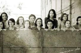 Les Tretze Roses  🌹🌹🌹🌹🌹🌹🌹🌹🌹🌹🌹🌹🌹: 
Nom col·lectiu que es va donar a un grup de tretze noies republicanes, afusellades pel règim franquista a Madrid, el 5 d'agost de 1939, poc després d'haver-se acabat la Guerra Civil espanyola. Tenien entre divuit i vint-i-nou anys.