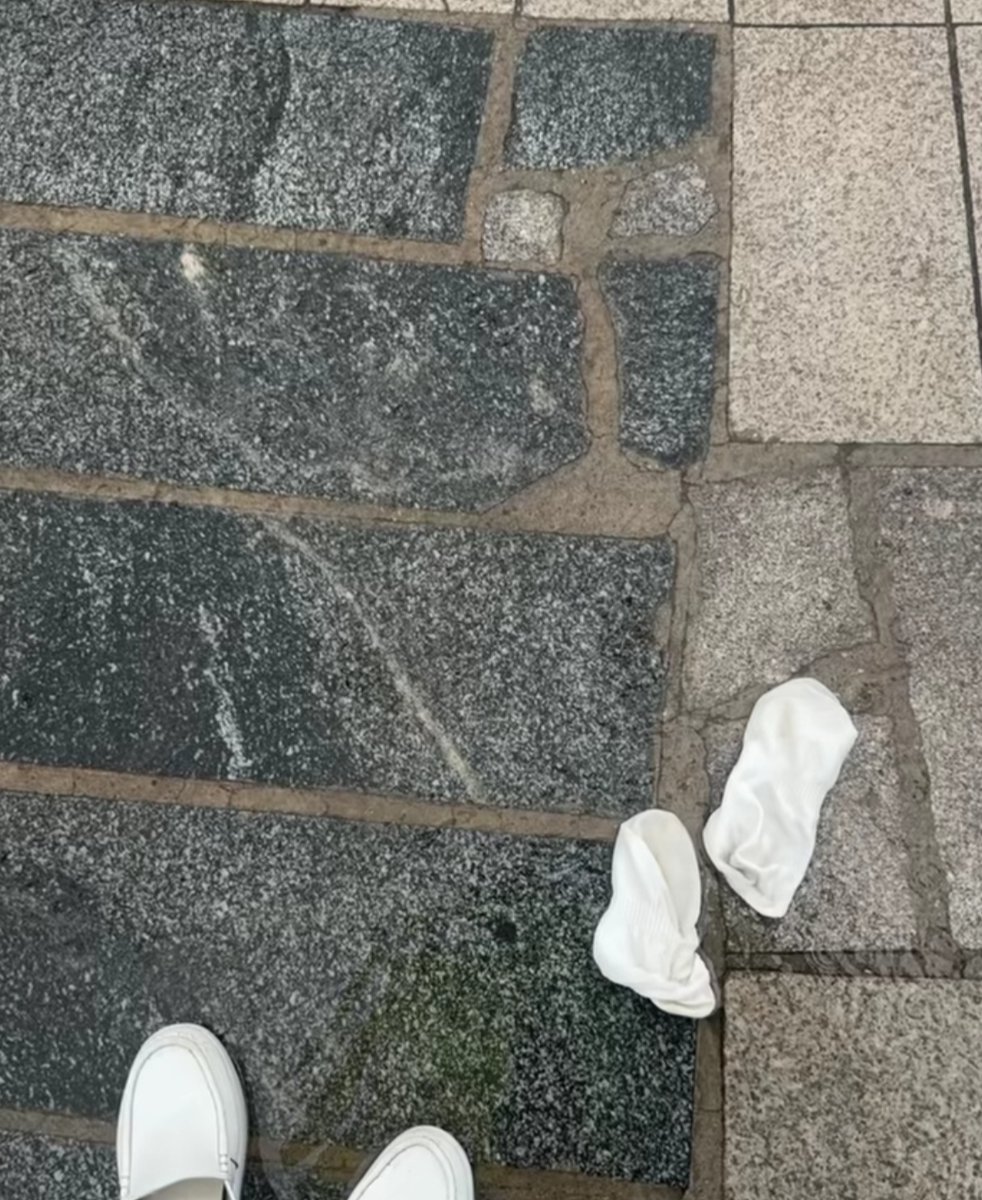 把袜子脱啦，都是沙子 。磨死我了可。。。不磨脚磨什么不行呢