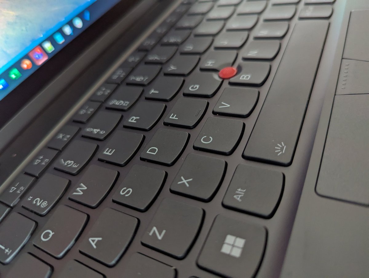 🦖 Voxy's GRAOU Aventure – Famille, Travail et Rock’n’Rooooar ! 🎶🦖

Hier, c’était jour de retrouvailles pour Voxy : la famille est enfin arrivée au QG montréalais ! Après un accueil digne d’un Dinovox (gros câlins, petits GRAOU de bienvenue, et inspection minutieuse des valises