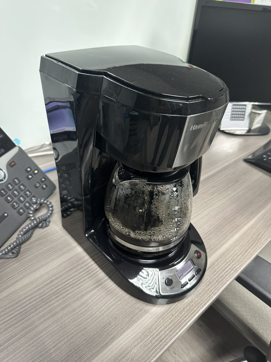 swoosh28's tweet photo. Cosa por la que @Jimgonoid estaría orgulloso de mi… Ya tengo cafetera propia en la oficina.

Un gran paso para el Alex del pasado que ni café tomaba. https://t.co/5A87DlHLdI