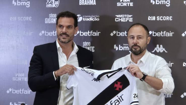 🚨 O VASCO tem mapeado jogadores que estão sendo destaques do Brasileiro Série B, para complemento de elenco para a temporada.

No momento o Cruzmaltino tem negociações em andamento com reforços de fora do Brasil.

🗞 ESPN
