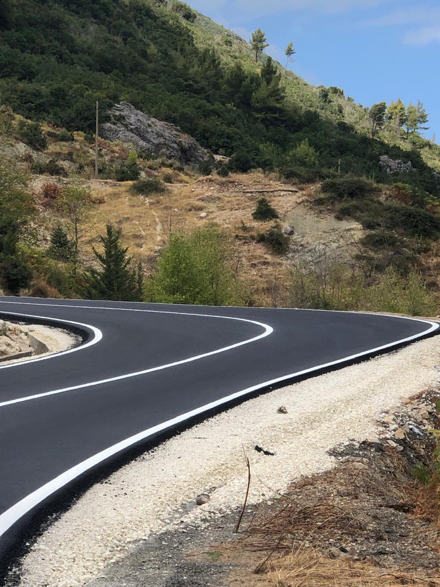 Finalizohet me sukses një tjetër projekt rehabilitimi në #Vlorë! 🛣️✅

#ARRSH ka përfunduar rikonstruksionin e aksit që lidh Dukatin me rrugën e Llogorasë, një segment i rëndësishëm që tashmë ofron më shumë siguri, komoditet dhe akses të lehtësuar për banorët, turistët, fermerët