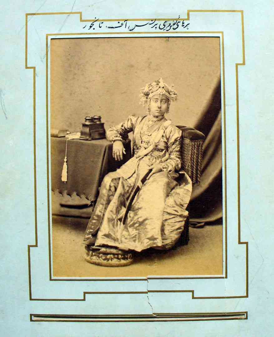 The true story behind the mysterious 'real' photograph of Rani Lakshmi Bai of Jhansi : A seven-year-long forensic search that went from India to England, written by Ram Rahman.

Do read: 

scroll.in/article/108467…