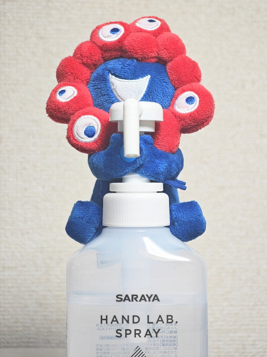 きょう買ったミャクミャクぎゅっと仲良しぬいぐるみ、嫌な顔ひとつせず