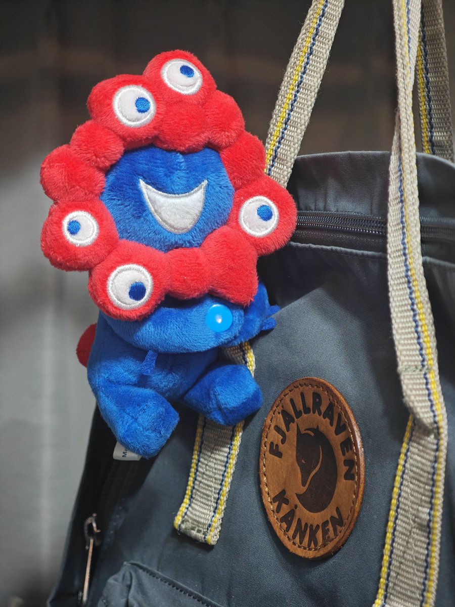 きょう買ったミャクミャクぎゅっと仲良しぬいぐるみ、嫌な顔ひとつせず