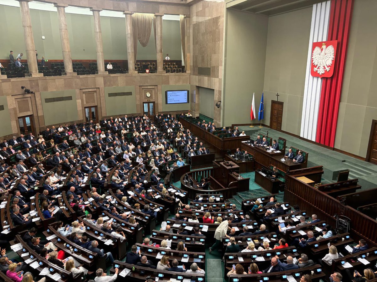 Sejm przyjął ustawę obniżającą ceny prądu!
To dobra wiadomość dla milionów Polek i Polaków🇵🇱

✅ Zamrożenie cen energii na ostatni kwartał 2025;
✅ Szybsze inwestycje w OZE;
✅ Odblokowany potencjał pozyskiwania energii z tanich źródeł;
✅ Fundusz partycypacyjny – 20 tys. zł za 1