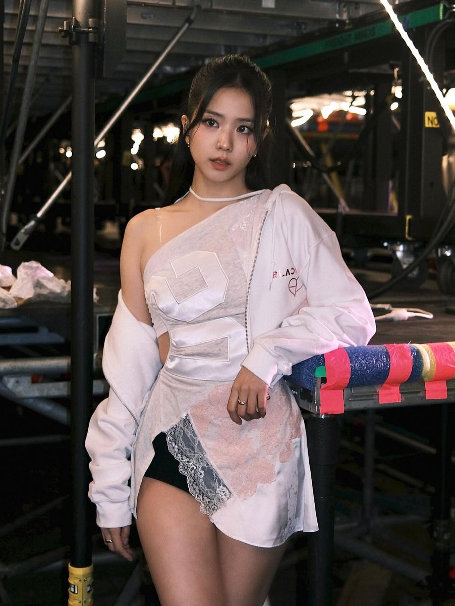 jisoo pics tweet media