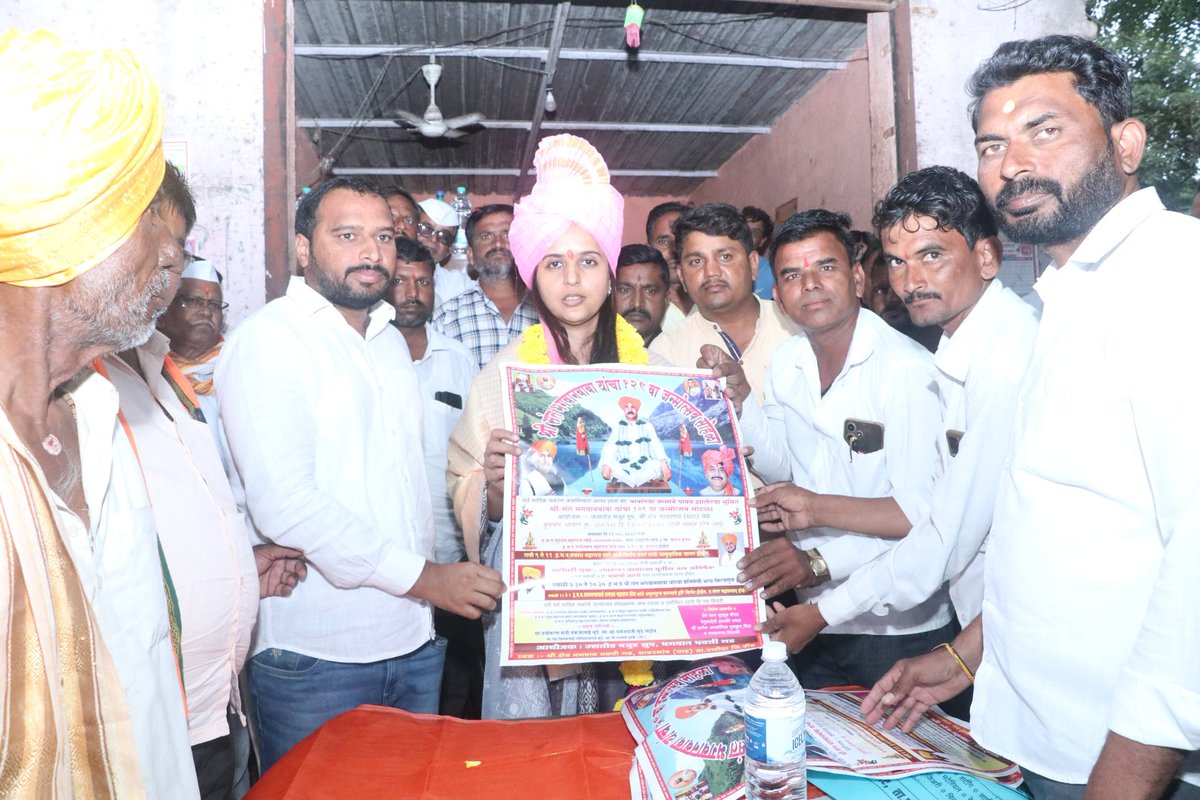 आज नियोजित कार्यक्रमासाठी पाटोदा तालुक्याकडे जाताना पुत्रदा एकादशीच्या मंगलदिनाच्या औचित्याने राष्ट्रसंत भगवान बाबा यांचे सावरगाव घाट येथे मनोभावे दर्शन घेतले. याप्रसंगी ग्रामस्थांनी अत्यंत आपुलकीने स्वागत केले, त्यांच्याशी संवादही साधला.

#संत_भगवान_बाबा 
#भगवानबाबा #सावरगावघाट