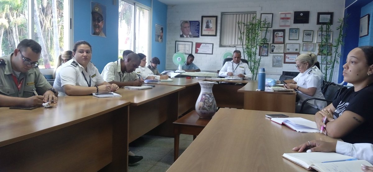 #AduanadeCuba ✈️ en acción

El Consejo de Dirección de <a href="/AduanaJM/">Aduana Aeropuerto Internacional José Martí</a> se reúne para evaluar el cumplimiento de las tareas priorizadas y trazar nuevas estrategias en defensa de la soberanía nacional.  

📌 Eficiencia, control y compromiso con #Cuba. 🇨🇺