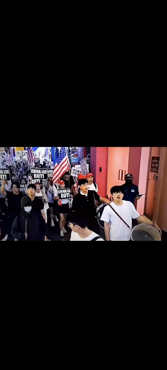 On August 5, young people and older generations in Korea walked today, shouting for freedom.

We walked along the streets of Myeong-dong, Korea, shouting for freedom.
As the days go by, people seem to understand and become more aware of the current situation in Korea.
We will
