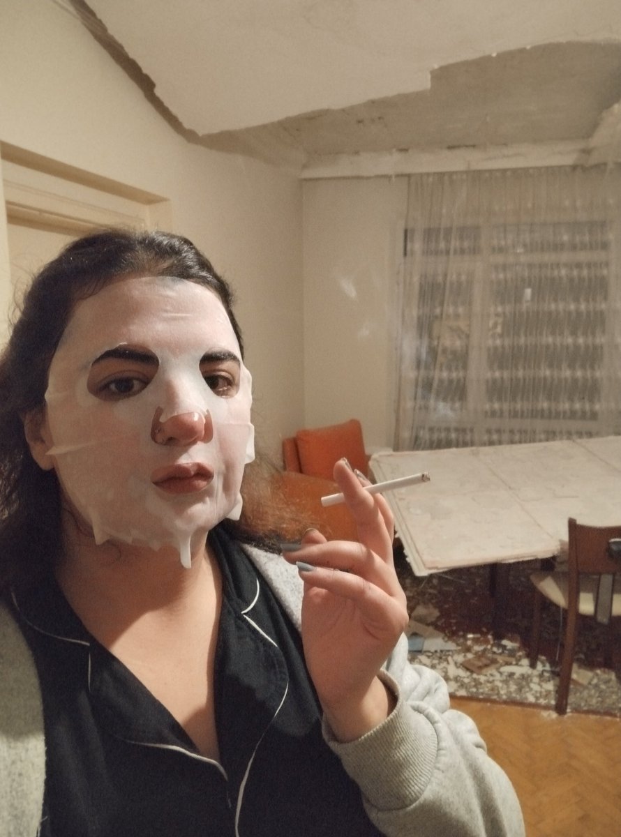 Evin tavanı çökünce bakım maskesi yapan bi kraliçe vardı sitede, şimdi nerelerde acaba.