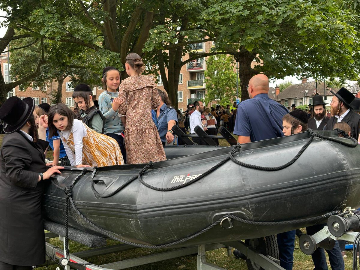 MPSonthewater's tweet image. The Marine Policing Unit were pleased to attend this year’s Shomrim Emergency Services Open Day. Once again, there was an amazing turnout from the local community, who enjoyed trying on our kit and learning about what the unit does on a day to day basis.