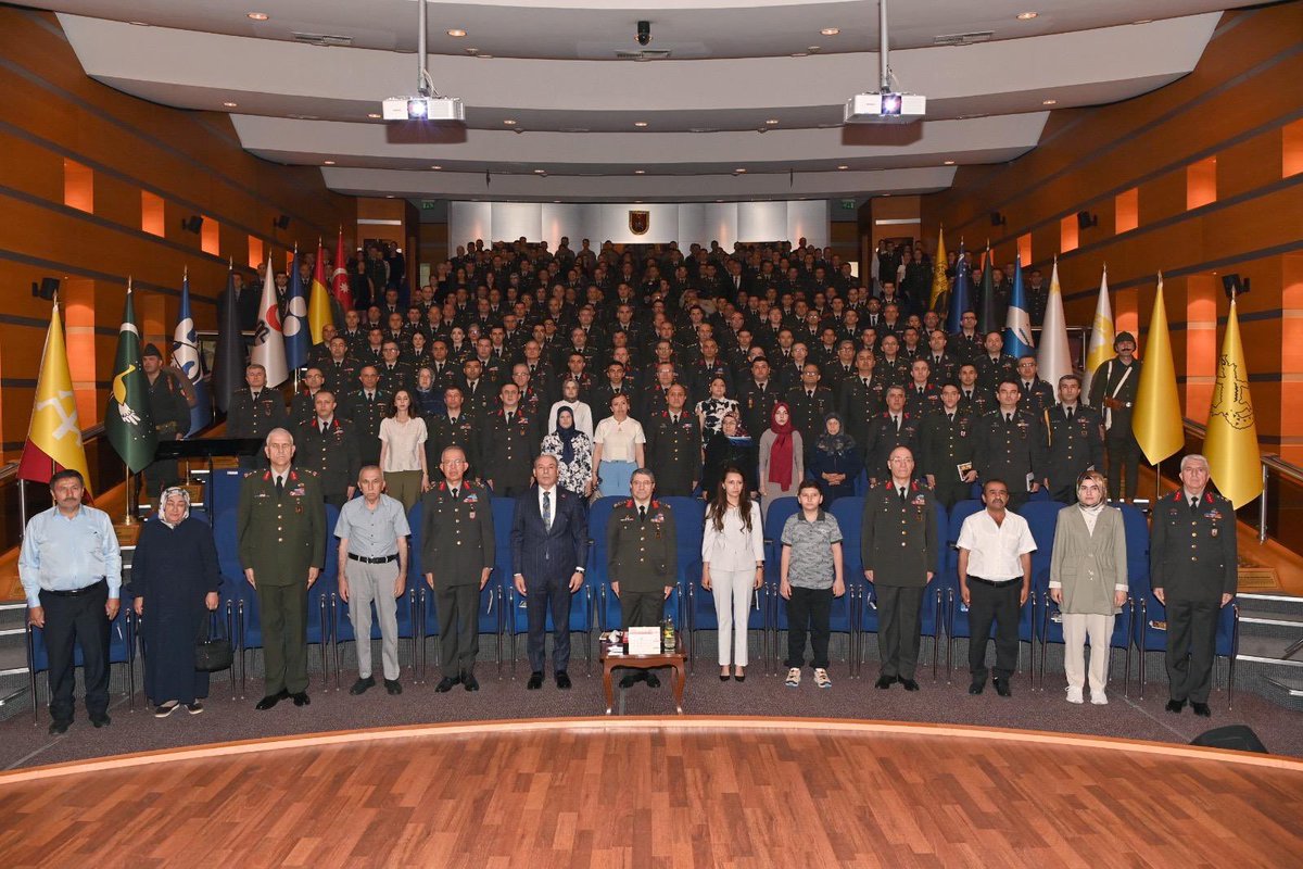 TÜRK MİLLETİNİN GURURU, ORDUMUZUN ŞEREFLİ KOMUTANI
GENELKURMAY BAŞKANLIĞI GÖREVİNE ATANAN
SAYIN SELÇUK BAYRAKTAROĞLU’NU TEBRİK EDİYORUZ

Aziz milletimizin ve kahraman Mehmetçiğimizin emanetçisi olan,
Vatan, bayrak ve ezan uğruna gözünü kırpmadan mücadele eden şanlı ordumuzun