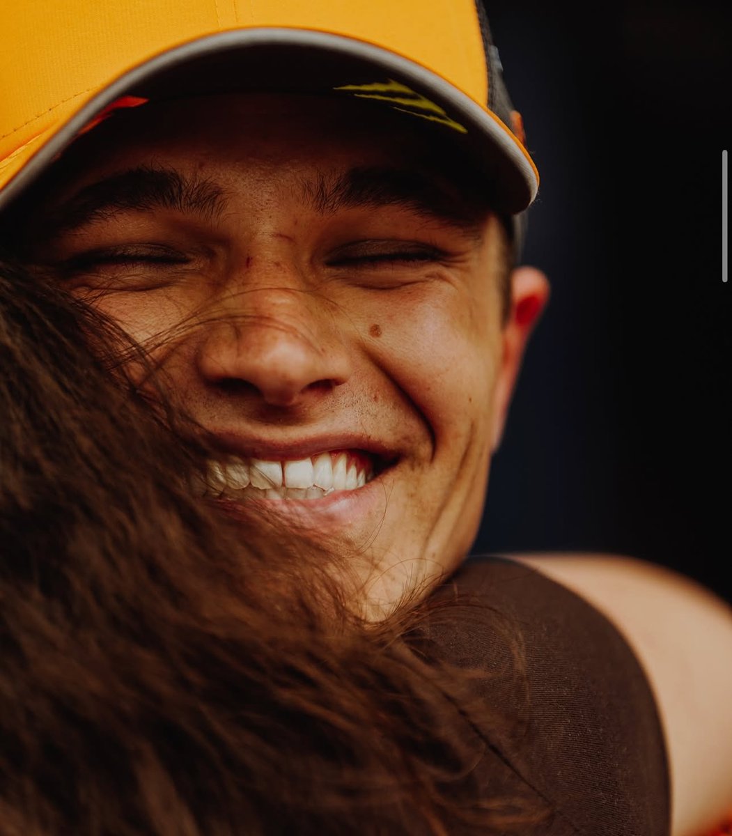 lnfourss's tweet image. OHHH THIS PIC OF LANDO 😭😭