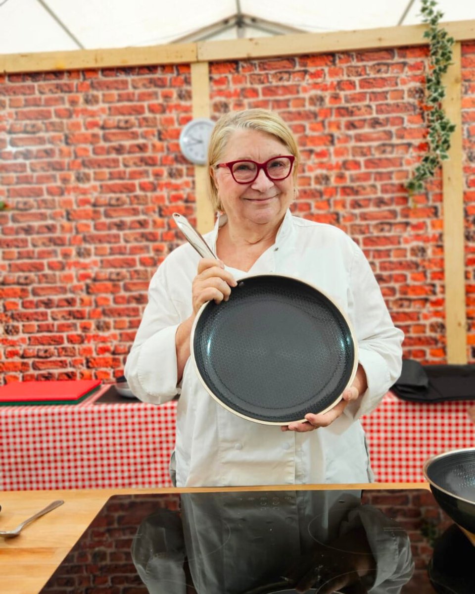 RosemaryShrager's tweet photo. I brought my new Hexclad pans along with me to the food festival over the weekend. I am seriously impressed with these!

#hexcladcookware #Cheflife #Foodie #Foodinspo #FryingPans #Hexclad #Cookinginspo @hexclad https://t.co/eYqtz8fCQY